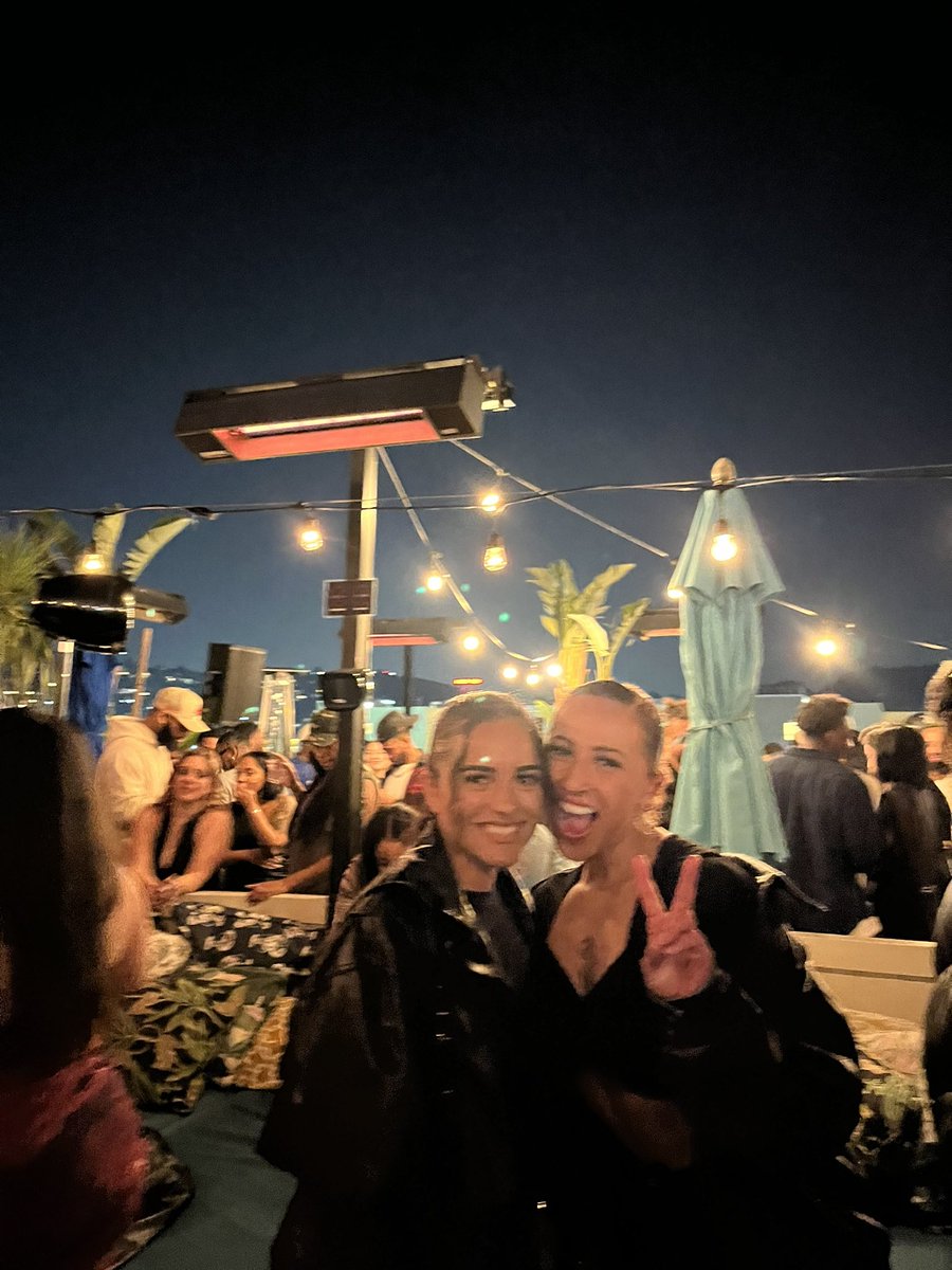 bigtrish14's tweet photo. in all black but a life full of blossom w pookieee 🌸🌼 https://t.co/vNQTPztQ8B