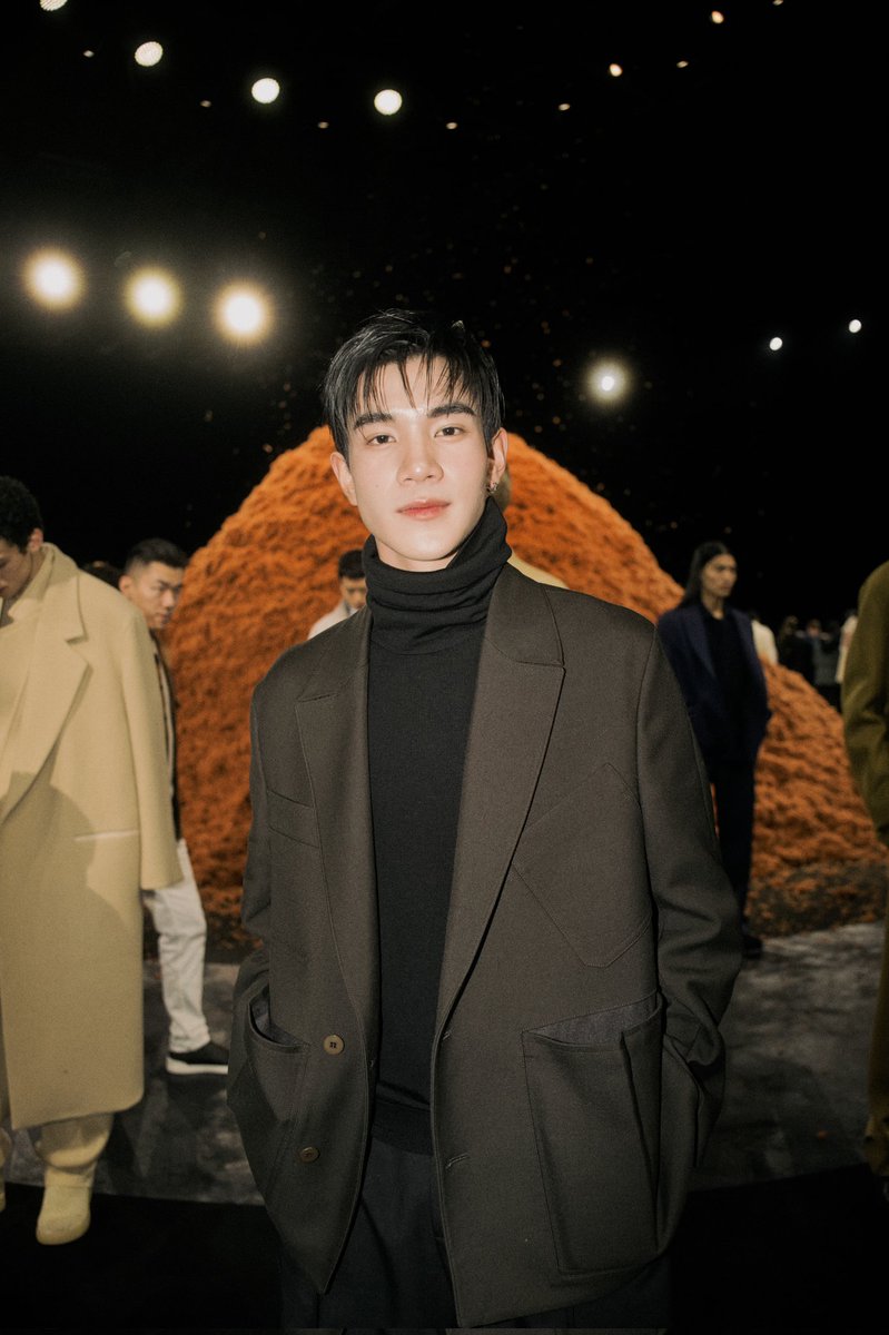GMMTV's tweet photo. นำภาพของ 'เจมีไนน์-โฟร์ท' ที่เข้าร่วมงาน ZEGNA WINTER 2024 Fashion Show ณ กรุงมิลาน ประเทศอิตาลี มาฝากแฟน ๆ กันค่ะ โดยภายในงานนอกจากจะได้ร่วมชมโชว์ Collection ใหม่ล่าสุดแล้ว ทั้งสองคนยังได้กระทบไหล่กับศิลปินระดับโลกอีกมากมาย

#ZEGNA #ZEGNAFW24 @Zegna @alesartori #ZEGNAxGeminiFourth #GMMTV