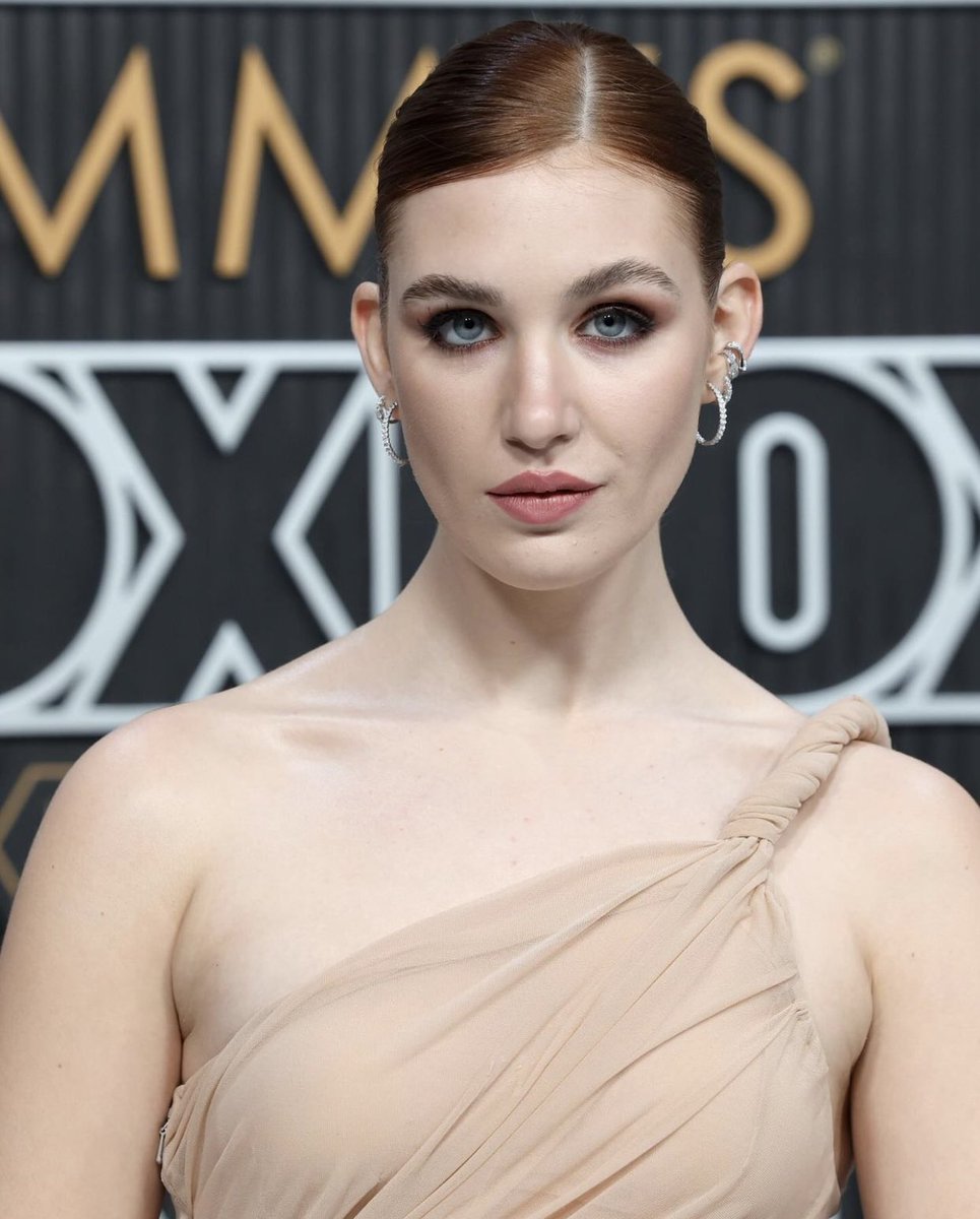 sophiecrops's tweet photo. Sophie at the Emmys https://t.co/IQpdcVgjlP