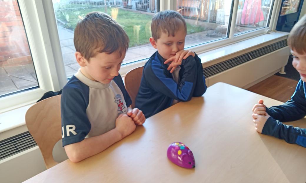 missvgsgc's tweet photo. We have been exploring robots and learning how to program in commands @MrGSGC #SGCComputing https://t.co/GKZIfHFgAx