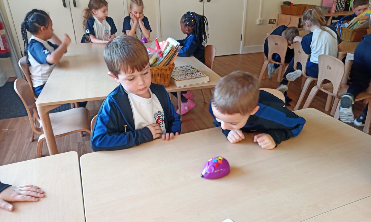 missvgsgc's tweet photo. We have been exploring robots and learning how to program in commands @MrGSGC #SGCComputing https://t.co/GKZIfHFgAx