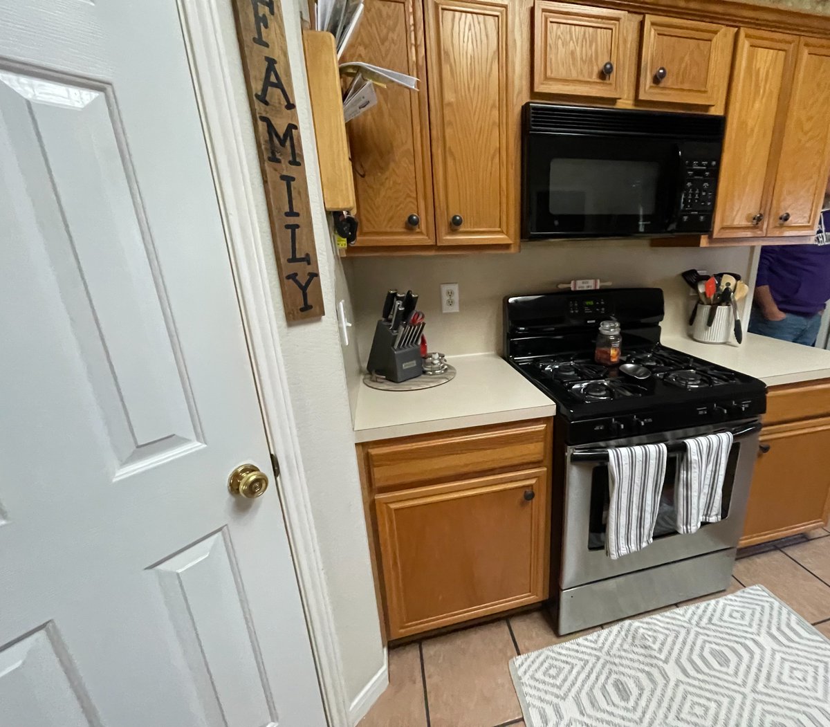 DesignHouse_DFW's tweet image. Bold, bright, and oh-so-modern! Check out the incredible before-and-after shots from a recent kitchen reno by TDH. Elevate your space with the experts. #KitchenTransformation #Renovations #DFWDesign #TheDesignHouseDFW