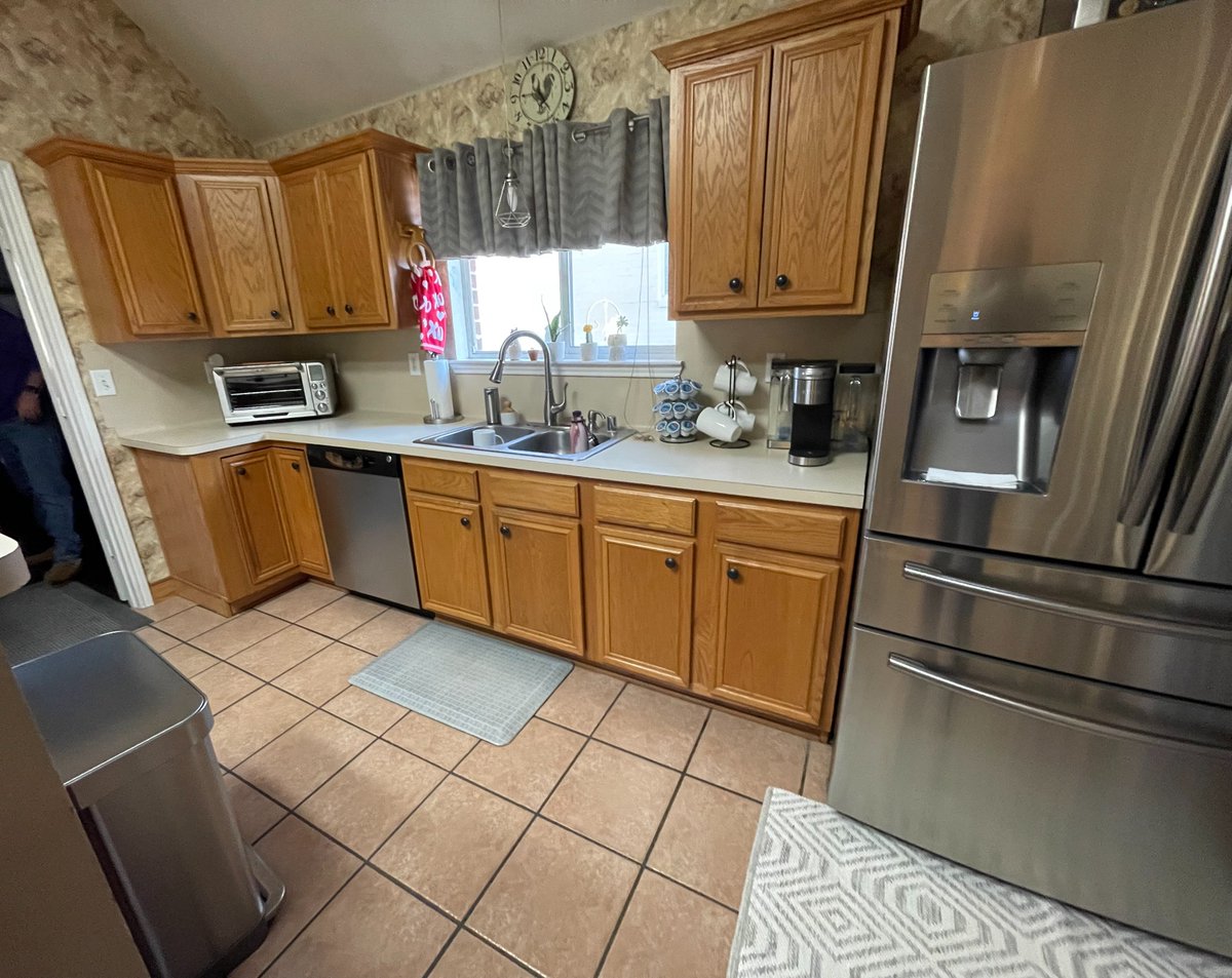 DesignHouse_DFW's tweet image. Bold, bright, and oh-so-modern! Check out the incredible before-and-after shots from a recent kitchen reno by TDH. Elevate your space with the experts. #KitchenTransformation #Renovations #DFWDesign #TheDesignHouseDFW