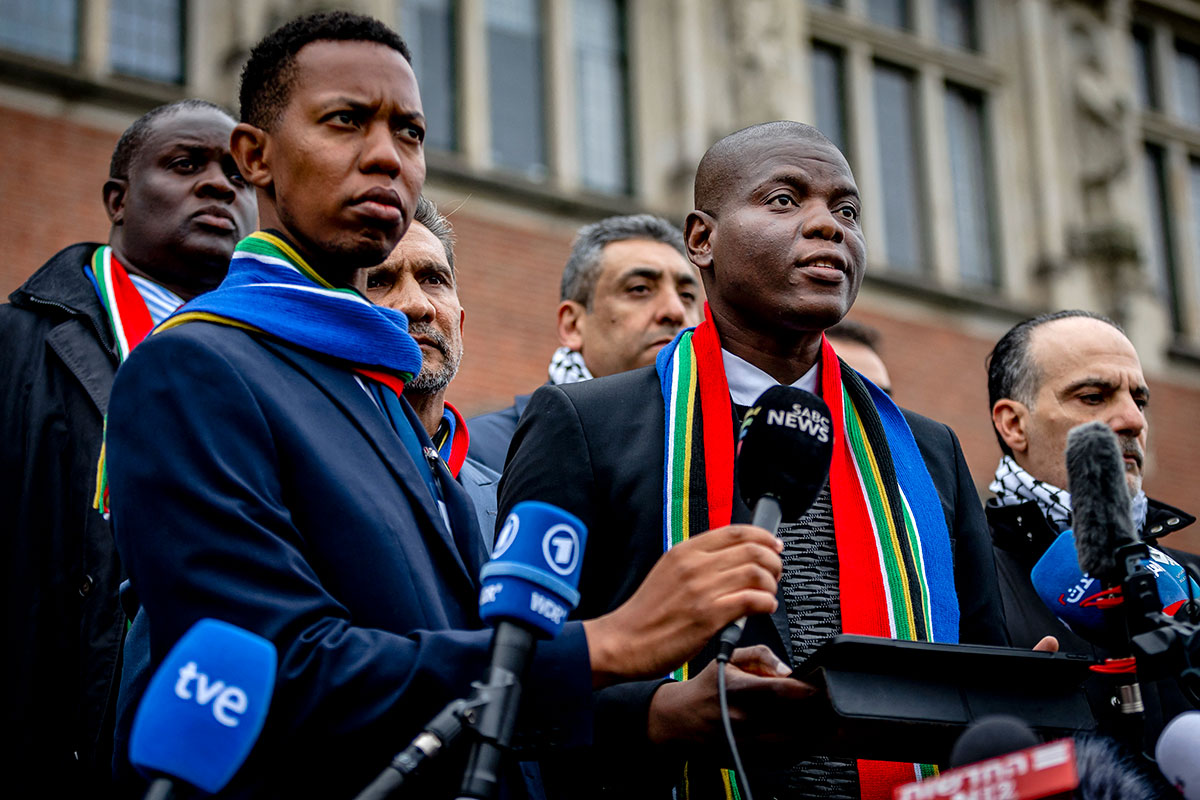 🇿🇦 SUDÁFRICA ahora demandará a EEUU y Reino Unido

- Cerca de 50 abogados de Sudáfrica preparan otra demanda contra los gobiernos de Estados Unidos y Reino Unido por complicidad en los crímenes de guerra de las fuerzas israelíes en Palestina.

- La iniciativa, liderada por el