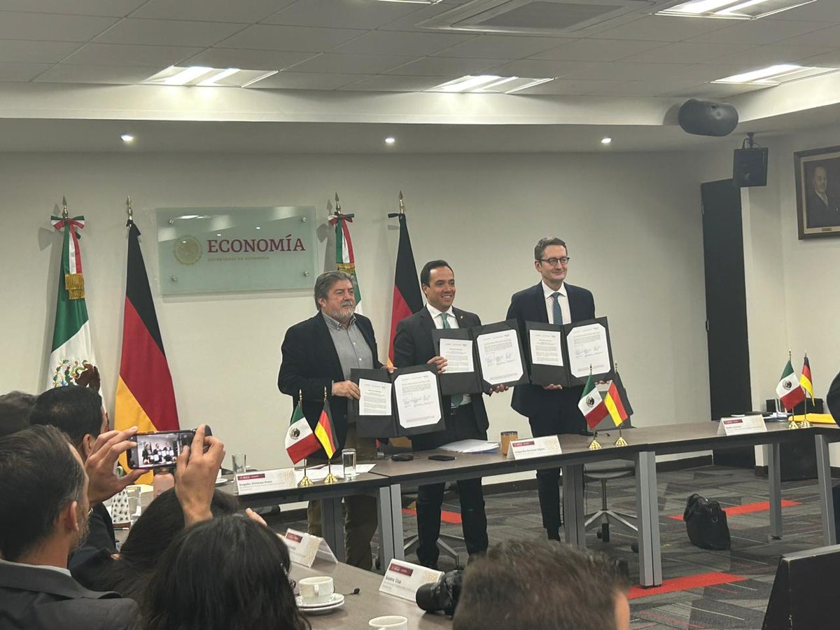 MEXDC01's tweet photo. En los Diálogos Digitales México-Alemania de esta mañana, la Secretaría de Economía (SE) y de Infraestructura, Comunicaciones y Transportes (SICT) dieron la bienvenida a la nueva industria de los Data Centers en México, lo cual incluirán en su política pública.
#MEXDC https://t.co/iuqiLJ84Dd