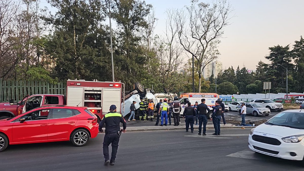 EnlaceTAguilas's tweet photo. ⚠️⚠️⛔️⛔️‼️
Fuerte accidente @En_LasAguilas volcadura de Agua en #RomuloOFarril la vialidad está afectada. Ya están servicios de emergencia en la zona. Gracias @OVIALCDMX @OVIALCDMX @AlcaldiaAO #proteccioncivil y #ambulacia EVITEN LA ZONA @PORLASAGUILAS @LomaAguilassur https://t.co/gLCalAbe2a