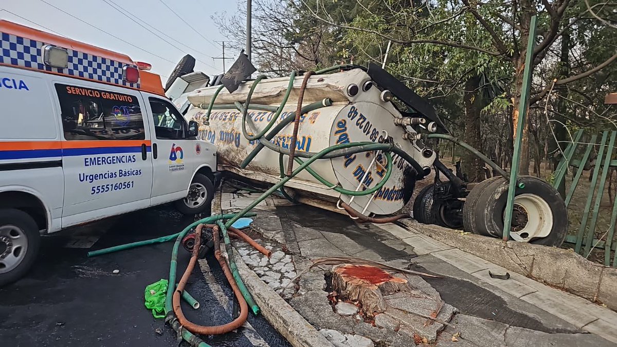 EnlaceTAguilas's tweet photo. ⚠️⚠️⛔️⛔️‼️
Fuerte accidente @En_LasAguilas volcadura de Agua en #RomuloOFarril la vialidad está afectada. Ya están servicios de emergencia en la zona. Gracias @OVIALCDMX @OVIALCDMX @AlcaldiaAO #proteccioncivil y #ambulacia EVITEN LA ZONA @PORLASAGUILAS @LomaAguilassur https://t.co/gLCalAbe2a