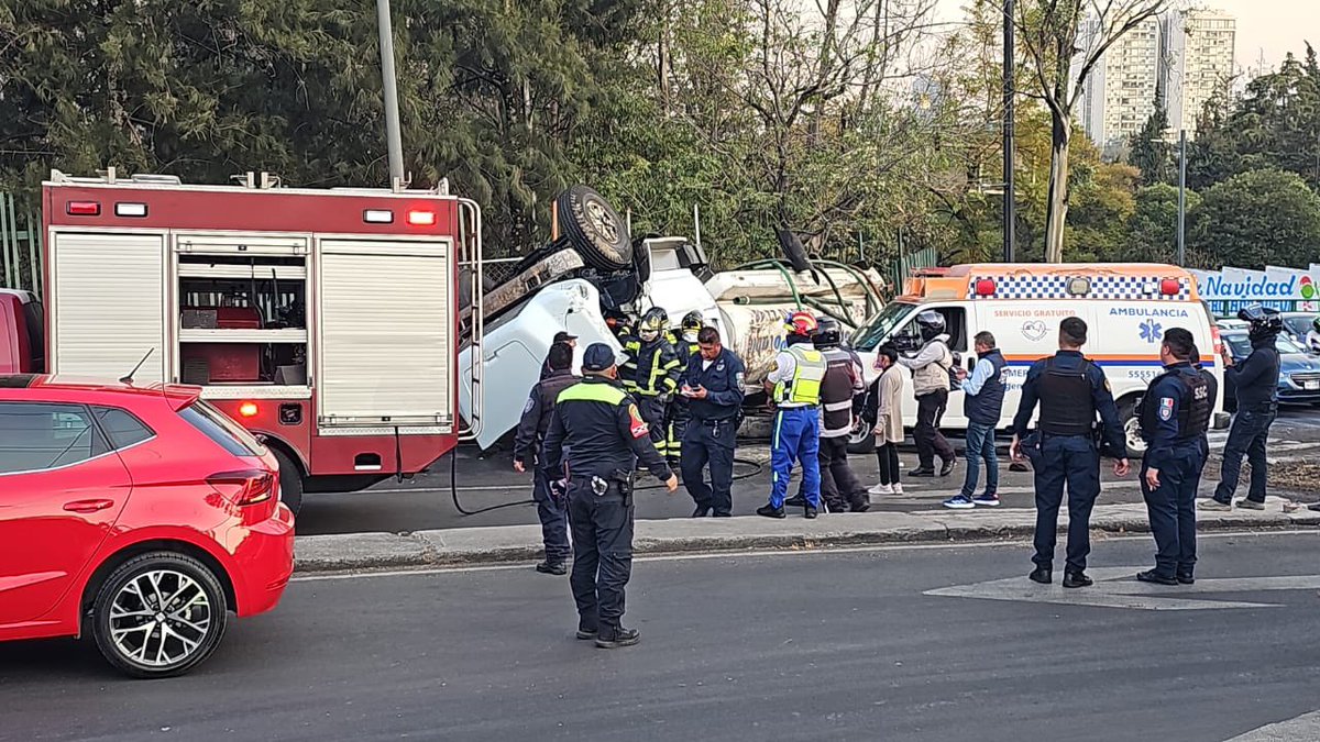 EnlaceTAguilas's tweet photo. ⚠️⚠️⛔️⛔️‼️
Fuerte accidente @En_LasAguilas volcadura de Agua en #RomuloOFarril la vialidad está afectada. Ya están servicios de emergencia en la zona. Gracias @OVIALCDMX @OVIALCDMX @AlcaldiaAO #proteccioncivil y #ambulacia EVITEN LA ZONA @PORLASAGUILAS @LomaAguilassur https://t.co/gLCalAbe2a
