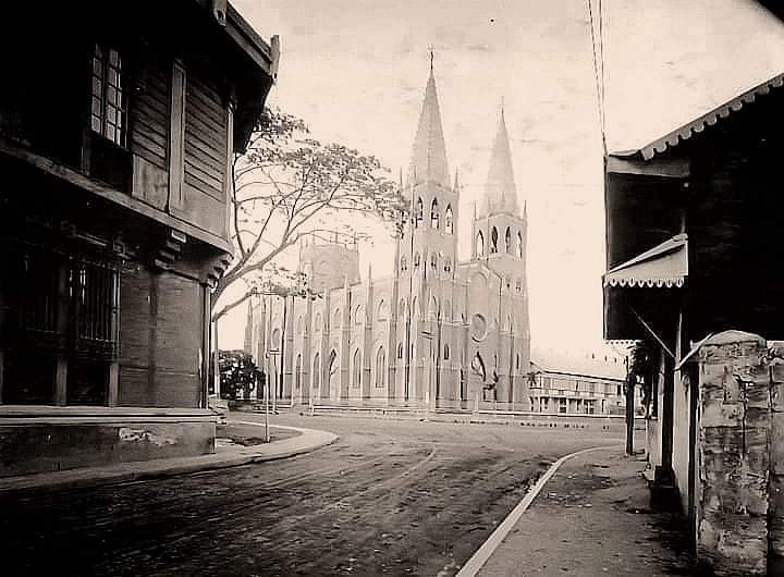 UNDATED OLD PHOTO:

The San Sebastian Minor Basilica in Quiapo, MANILA, with a perspective shot from Nepomuceno Street. The Neo-Gothic structure was completed in 1891, with steel parts from Belgium. It was designated as a PH 'National Cultural Treasure' in 2011.

#UrbanHistory