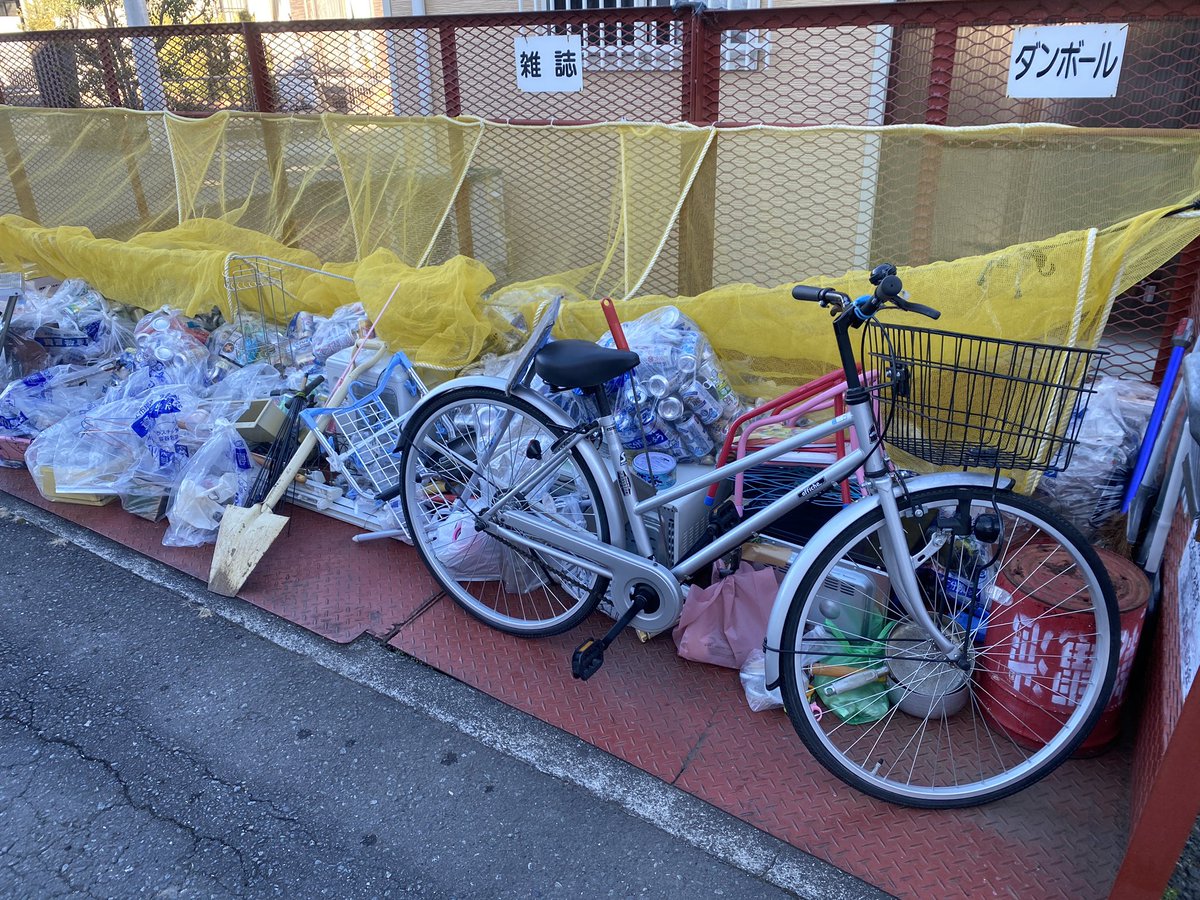 Us_Lantern's tweet photo. まだ使えそうな"道具"がたくさん。
私がビンテージ品の修理屋だと知ってか知らでかたまたま出くわした近所のマダムが一言「今は本当に消費の時代ですよね。」 https://t.co/wUhBkLlDyX