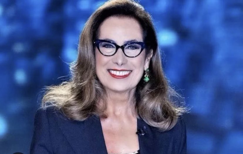 Nikol863180341's tweet image. Questa donna è la peggior opinionista e per niente professionale, l unico suo bersaglio è Bea #grandefratelllo