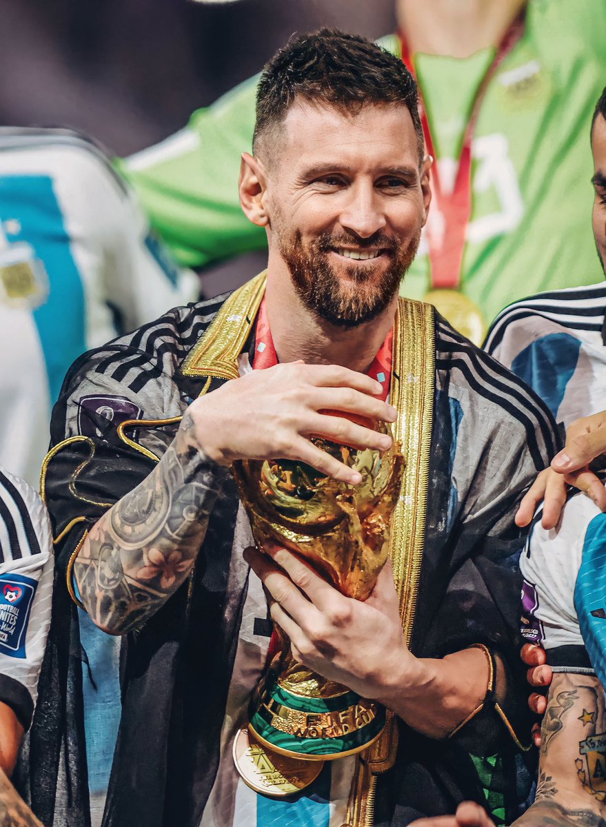 AtaqueFutbolero's tweet photo. 🌟🇦🇷 En la HISTORIA del FÚTBOL, Lionel Messi es:

➤ El máximo ganador del Balón de Oro (8).
➤ El máximo ganador de la Botas de Oro (6).
➤ El máximo ganador del Premio The Best (3).
➤ El máximo ganador de premios individuales (57).
➤ El máximo ganador de premios colectivos (45).

Ah, y campeón del mundo.

Completó el juego, literalmente. 🐐