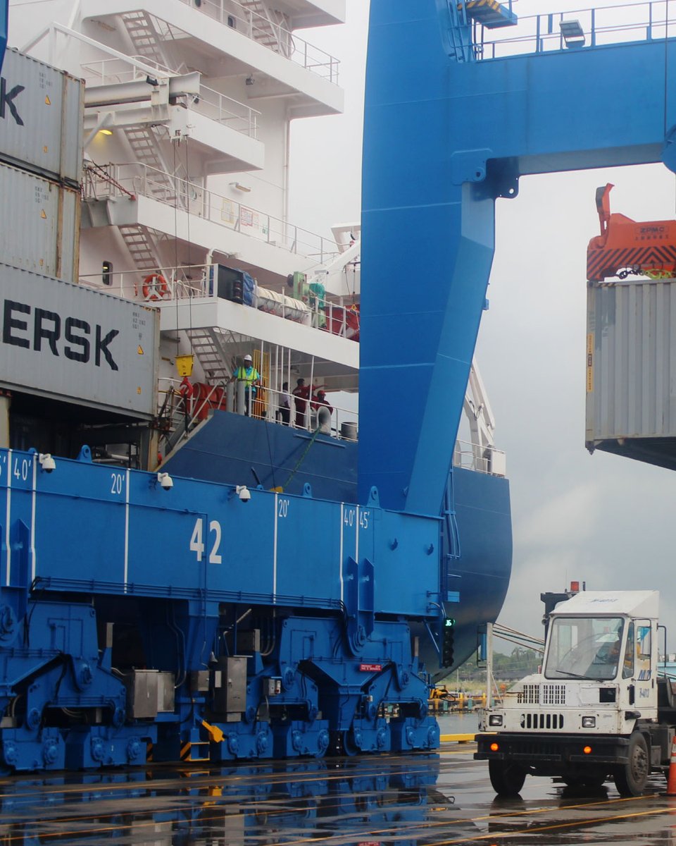SSAMarineMIT's tweet photo. Contenedor en camino a uno de los 125 destinos que conectamos, a través de nuestras operaciones portuarias.

#Panama #MITPanama #Colón #C3 #TerminalMIT #TerminalManzanillo #MITPTY https://t.co/PPcBvLo3y2