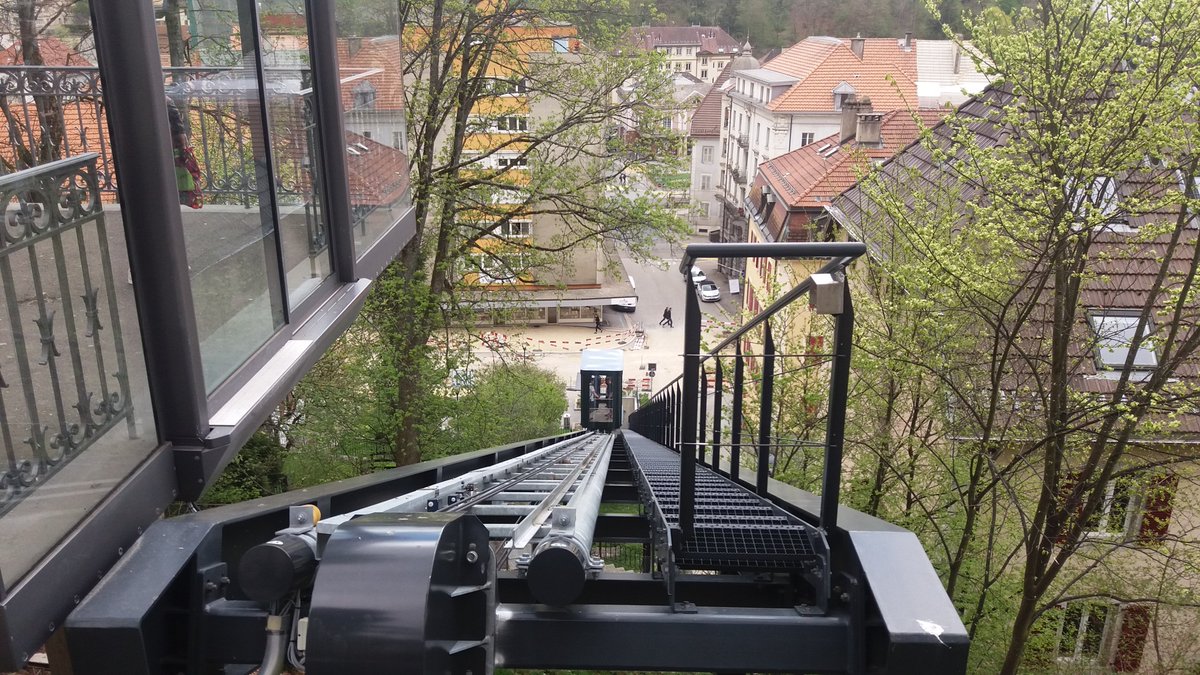 standseilbahnen's tweet photo. Schrägaufzug Le Locle Bahnhof hinunter in die Altstadt von Le Locle - Hersteller Inauen-Schätti
#locle #lelocle #funiculaire #ascenseur #schräglift #schrägaufzug #inauenschätti #isag https://t.co/pCzc3yYEBw