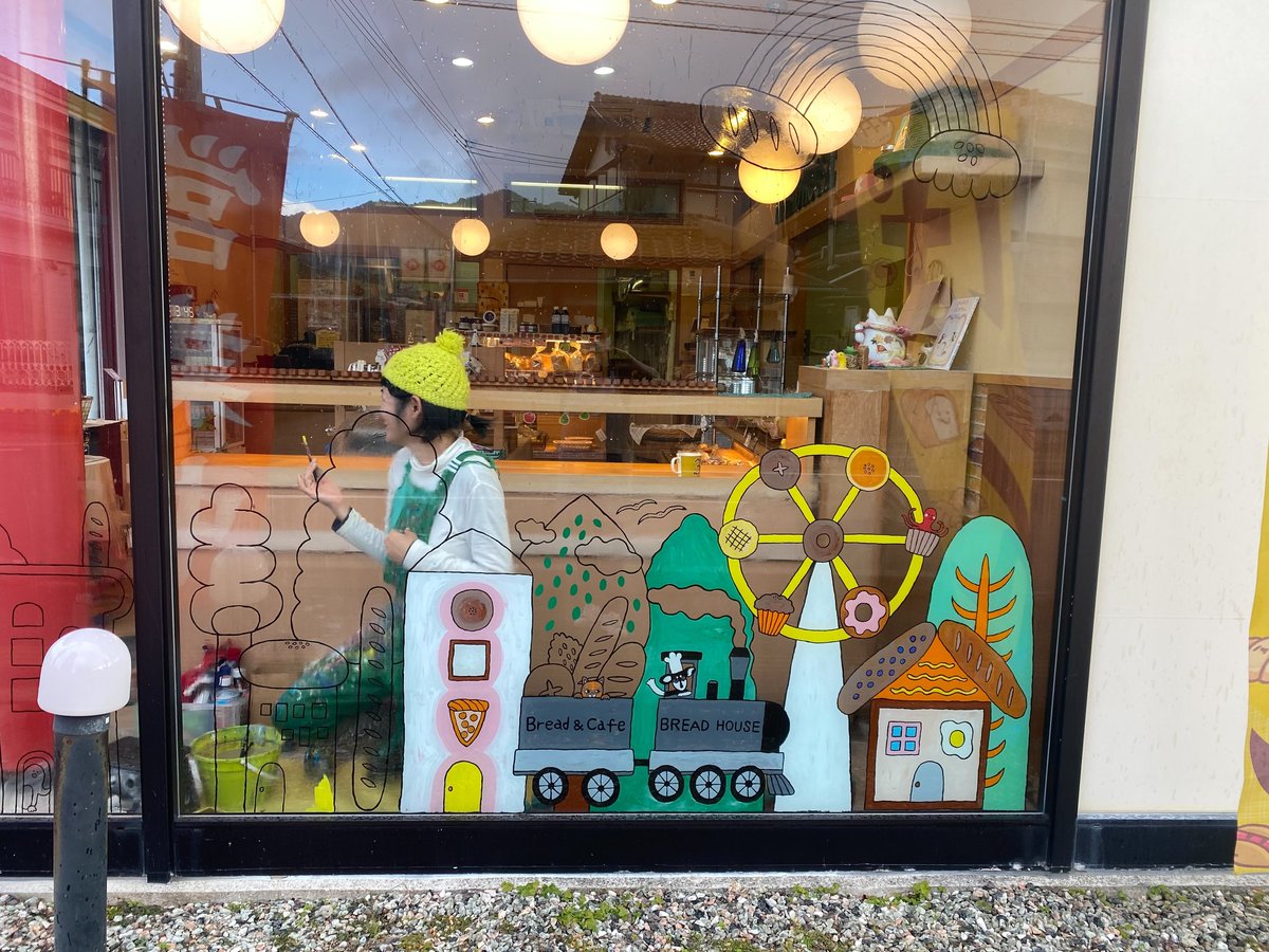 oekakisakie's tweet photo. 昨晩はポンくんとテレビ電話できて、めちゃめちゃ会いたいと思ってるでー!と言ってもらい、ほくほくして眠りました。
山口県のパン屋さん bread houseさんの壁画、どんどんできてきてます。
今日もいってきまーす!
#breadhouse
#ブレッドハウス
#山口県
#小郡
#壁画
#パン屋
#壁画作家 https://t.co/CJcCRmzVS7