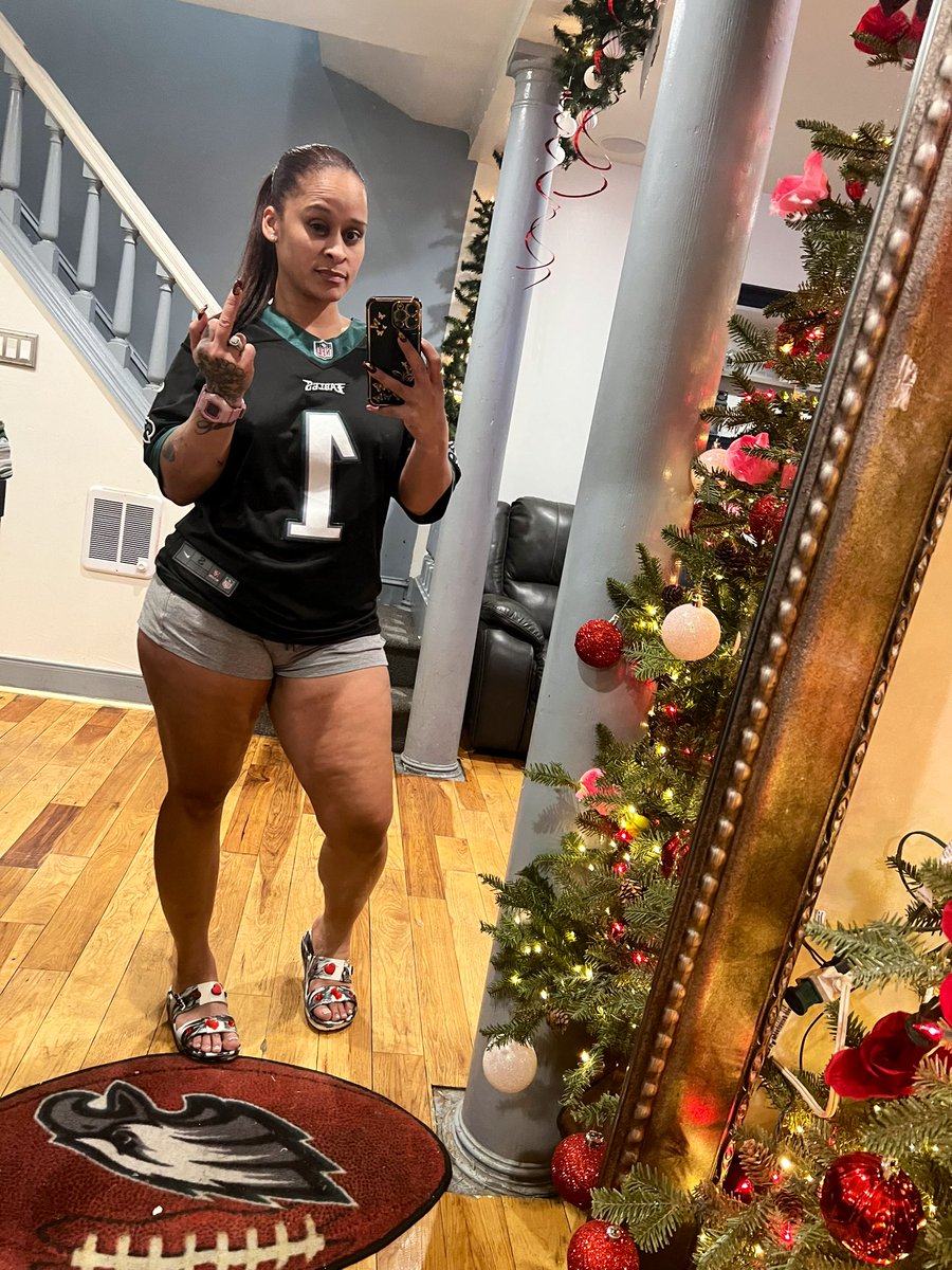 gretchen_burgos's tweet photo. Now Or Never We Fly Together #underdogs #FlyEaglesFly #MondayNightFootball🏈 #itsaneaglesthing #blessedbeyondmypower🦋 #fuckyourteam #kelce 62 #Hurts 1 #pepsi #letsfuckinggo https://t.co/KOjhUBSAgW