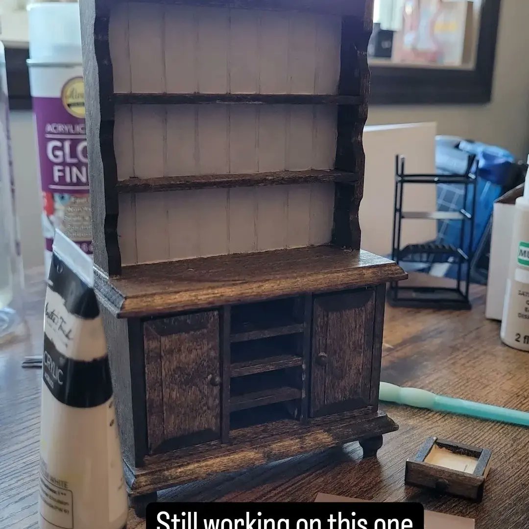 KimWarrenArt's tweet photo. Stained and added some paint accents to this piece... hoping to have time to clean up some rough lines tomorrow. 🤎

#frankielynnminidecor #dollhouseminiatures #miniaturefurniture #1inchscale https://t.co/c2Getshrg4