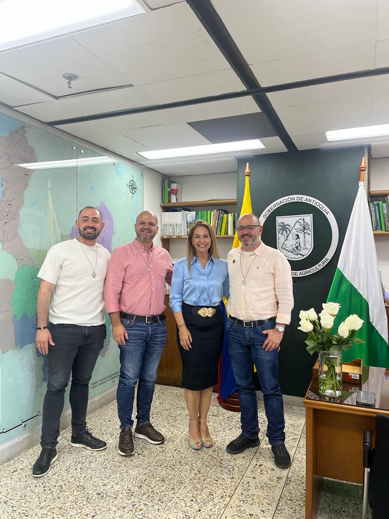 Seguimos trabajando por nuestro departamento. En esta ocasión conversando con @AgriculturaAnt 

@danielhoyos100 
@SebasArboleda_ 

#TrabajandoEnEquipo
#PorLasFamilias