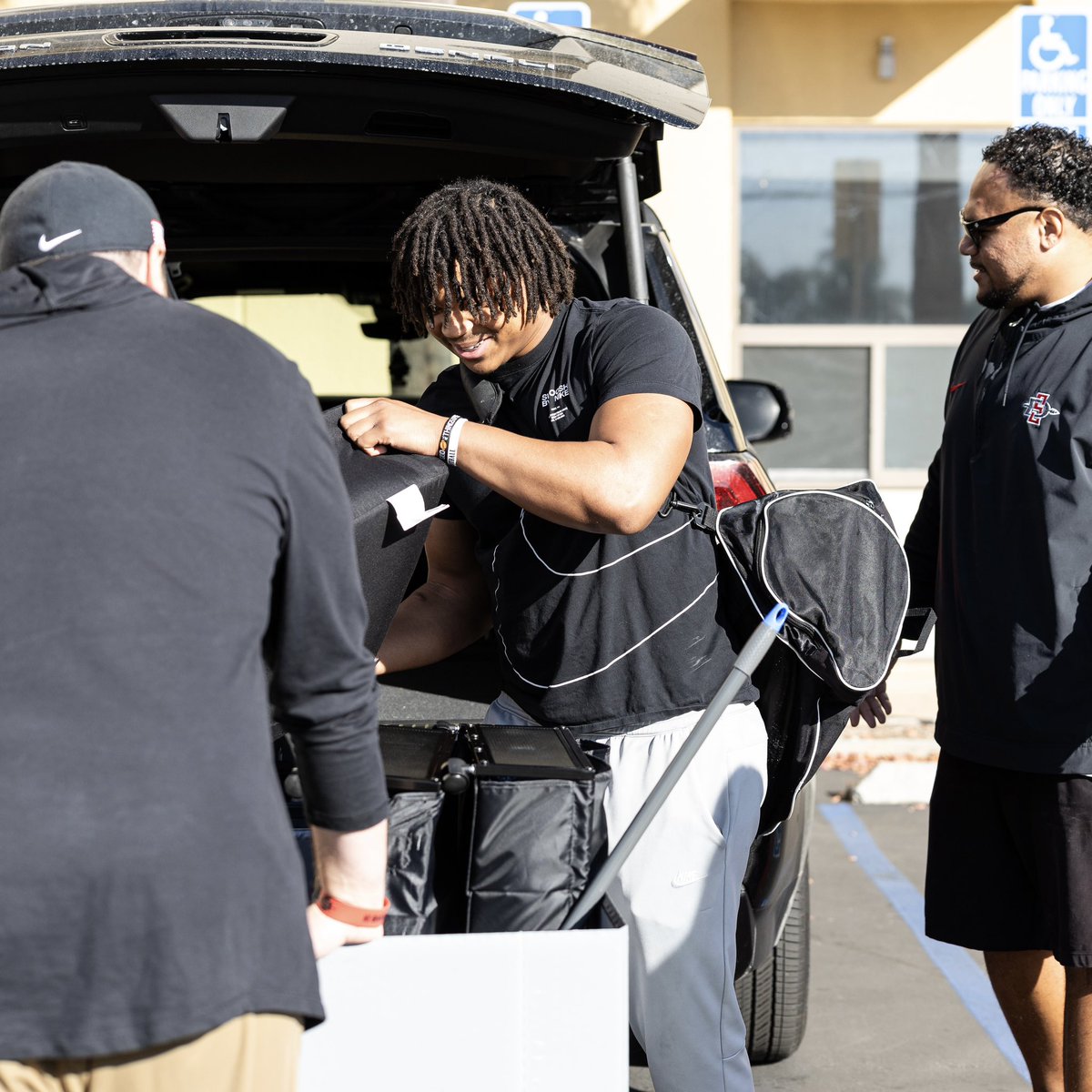 Move-in day for a few of our freshmen 👀 Welcome home! 🏠 #AztecFAST🍢 | #BeTheA1pha🐺