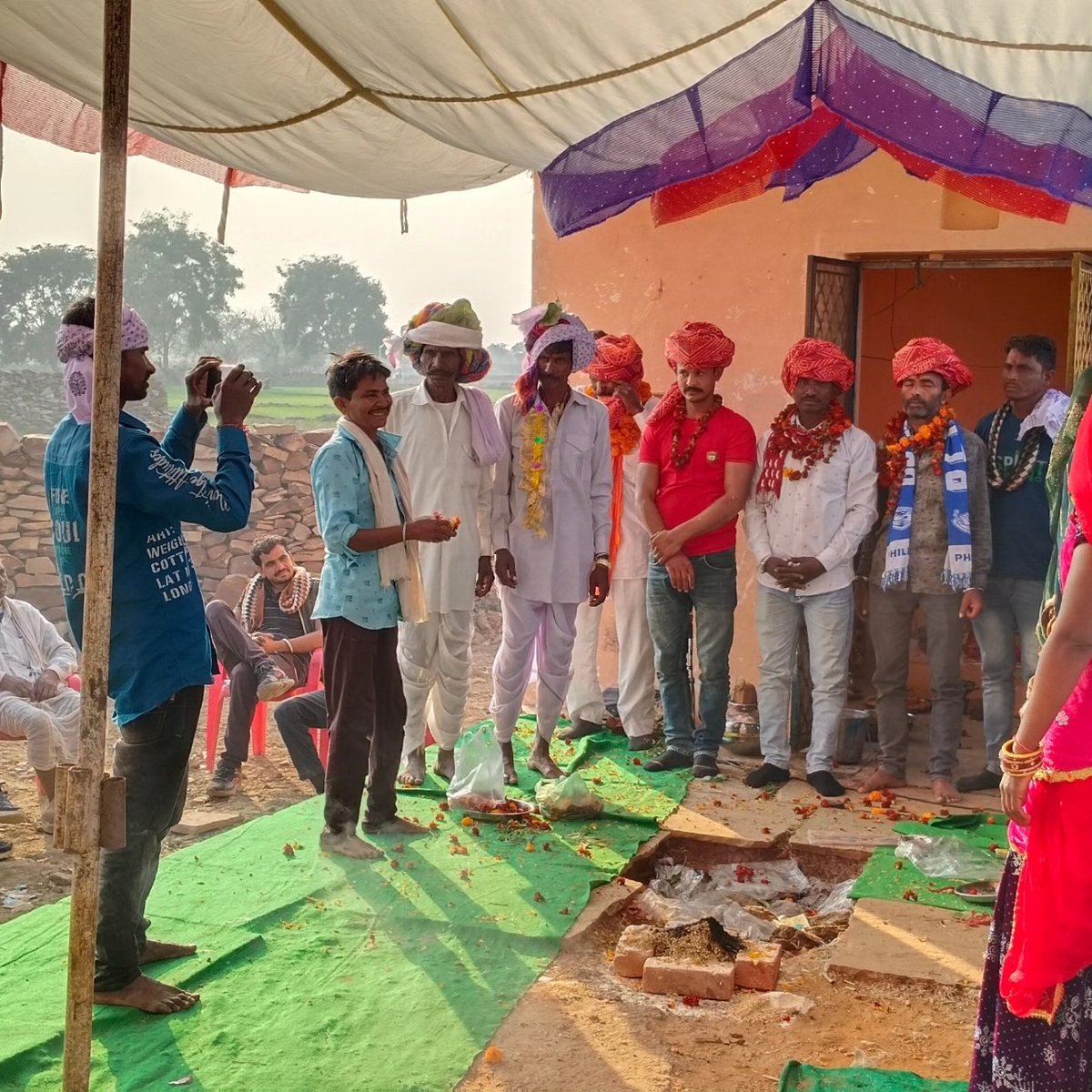 DoraArpit's tweet photo. आज ग्राम पंचायत डोरा मे भील समाज द्वारा सामूहिक धर्मराज जी भगवान की पूर्णाहुति मैं सम्मिलित होने का सौभाग्य प्राप्त हुआ  14 जोड़ों ने हवन कुंड में आहुति लगाकर क्षेत्र की उन्नति के लिए प्रार्थना की आपके द्वारा जो मान सम्मान किया गया उसके लिए हृदय की गहराई से आप सभी का आभार https://t.co/bgJZE2f5Ja