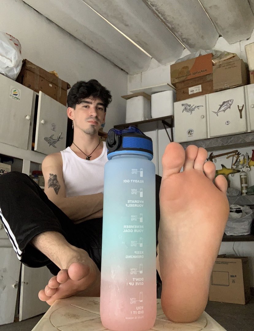 Felipeboy44's tweet photo. how to actually measure a foot correctly 📏🦶🏻 https://t.co/ZraahApunj