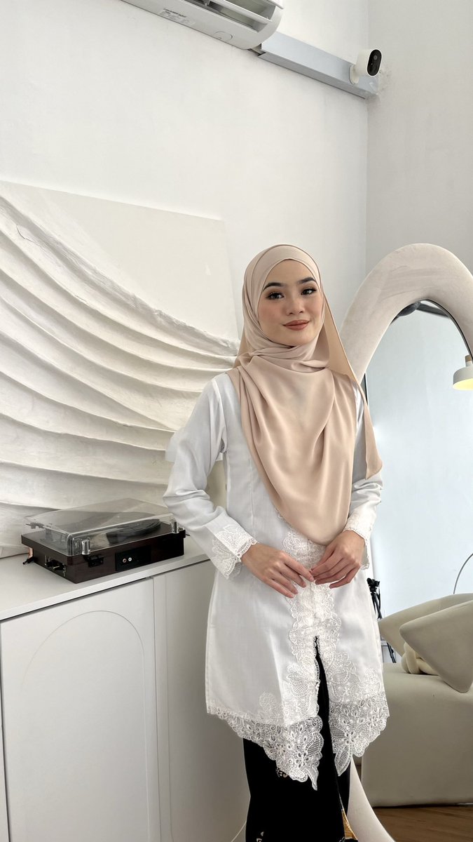 byhisdaisy's tweet photo. Cantikkan Fairies kita donning Kebaya Orked in white ni ❤️😍

Kebaya Orked in white ni sangat sesuai tau untuk any occasion so tunggu apa lagi Fairies yang lain cepat grab sekarang di website byhisdaisy sementara stock masih ada‼️ 

#byhisdaisy #kebaya https://t.co/zXeXkNowWU