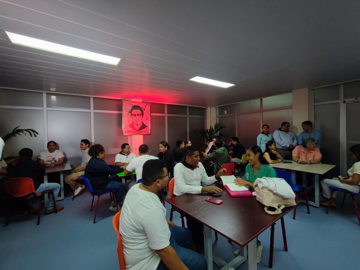 Canal4Ni's tweet photo. Comunidad educativa de la UNAN-León rinde emotivo homenaje a Leonel Rugama 
#noticias #nicaragua 
Vía @LopezEricka10  
https://t.co/DsuBJJL70q https://t.co/3nWXbtdzIO