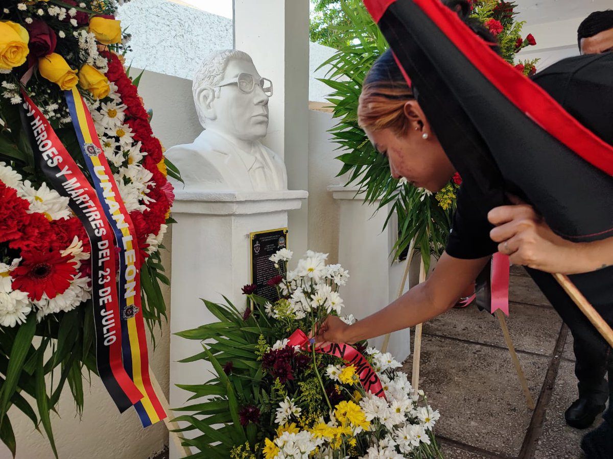 Canal4Ni's tweet photo. Comunidad educativa de la UNAN-León rinde emotivo homenaje a Leonel Rugama
#noticias #nicaragua
Vía @LopezEricka10
https://t.co/DsuBJJL70q https://t.co/fuaCxZ529f