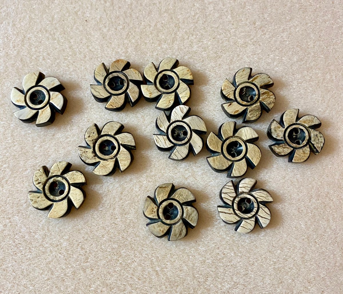 BySupply1's tweet photo. 11 Vintage 18mm round Decorative Pinwheel 2 tone wood buttons 2 holes Lot of 11 by BySupply. https://t.co/2bJJPYvoir #bysupply #Etsy #SewingButtons https://t.co/PYfUVU564u