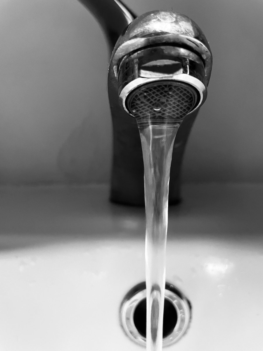 KristoferBj's tweet photo. During laminar flow, water forms a surface of revolution around the vertical z-axis described by z ~ -1/r^4. https://t.co/YFpPQGZUAl