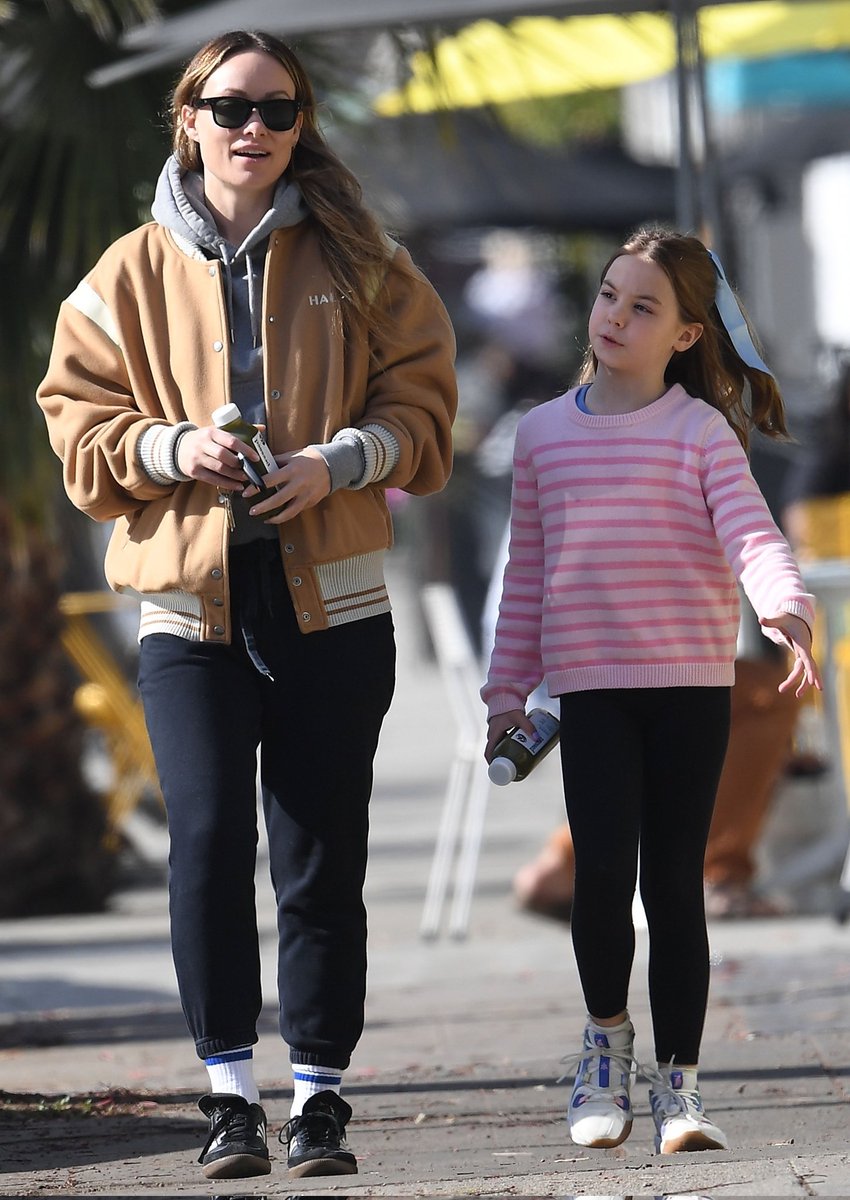 Olivia Wilde and Daisy pick up a fresh juice after the nail salon in Studio City - January 15