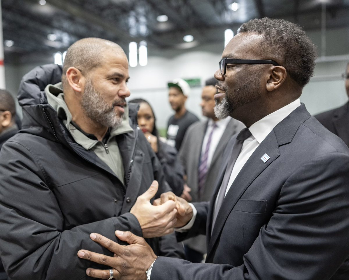 cjbfoundation's tweet photo. Grateful for the experience meeting Mayor Brandon Johnson. Thank you Earnest Horton for the invite to the MLK Day Grow the Game Youth Baseball camp. 6 years of being a pillar in the community and growing the game of baseball. Photo credit:
“Office Of The Mayor, City Of Chicago” https://t.co/ou2bIx1lca