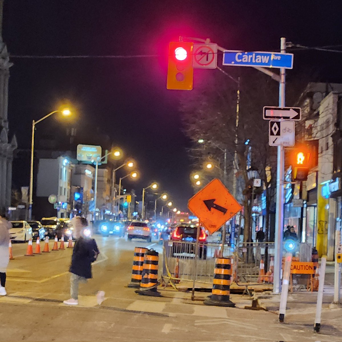 NotSafe4BikesTO's tweet photo. Hello @311Toronto can you tell me who is responsible for this closure at Danforth and Carlaw? There is no advanced signage, no merge signs, no single file signs - cyclists just forced into traffic in an intersection. Is this considered a "safe" closure?

1/2 https://t.co/CZzOUnOHRP