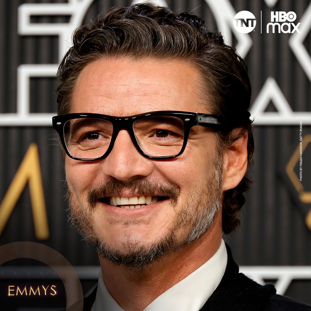 TNTLA's tweet photo. Dos personas sonriendo al mismo tiempo 🥰

#PedroPascal ya llegó a los #EmmyTNT https://t.co/SNcFh3kElN