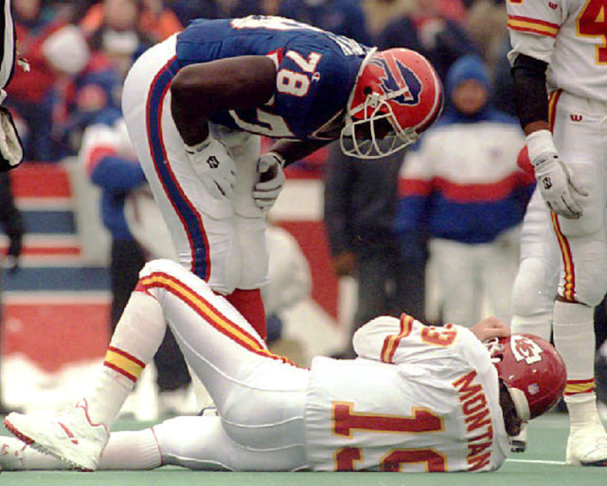 ProFootballHOF's tweet photo. The last time the @BuffaloBills hosted the @Chiefs in the NFL Playoffs. https://t.co/Qum3rD8wAF