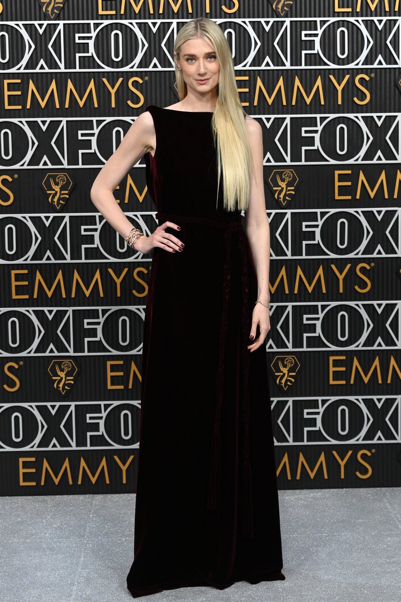 popcultureshub's tweet photo. Elizabeth Debicki attends the 75th Primetime Emmy Awards. https://t.co/drO39vr6wJ