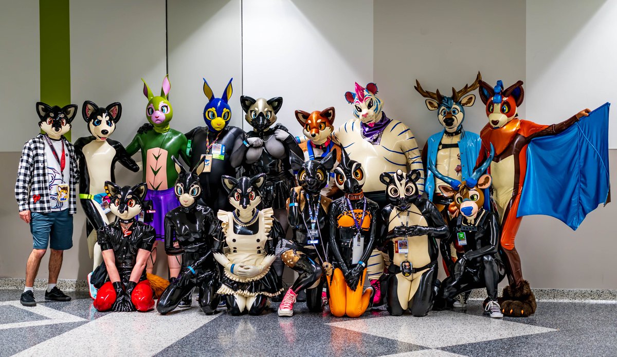 Starburst_Shark's tweet image. Here's the #FC2024's Kariwanz Night Market group photo! ✨

Thanks to all the rubber critters who showed up, and to those who helped get everyone together despite the chaos!