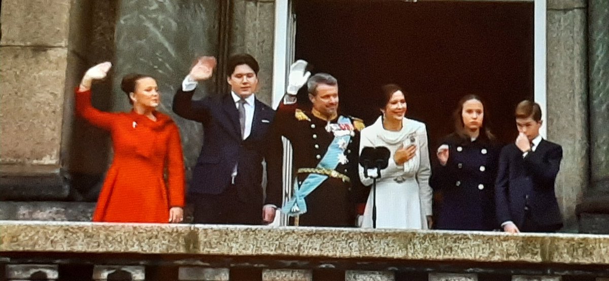 MaipuMaire's tweet image. 🇩🇰n uusi kuningas Frederik X (10.) ja kuningatar Mary &amp;amp; perhe📸1 #Christiansborg'in linna.
📸t 2-4 #Amalienborg'in linna. 
@IrmeliKaija @IamHula
@TiinaAiraksinen @annelitiainen1 @jniemi37 @JohannaKukka @Kaijaala @kallio2017 @MaijaIsokorpi