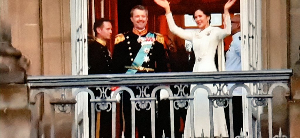 MaipuMaire's tweet image. 🇩🇰n uusi kuningas Frederik X (10.) ja kuningatar Mary &amp;amp; perhe📸1 #Christiansborg'in linna.
📸t 2-4 #Amalienborg'in linna. 
@IrmeliKaija @IamHula
@TiinaAiraksinen @annelitiainen1 @jniemi37 @JohannaKukka @Kaijaala @kallio2017 @MaijaIsokorpi