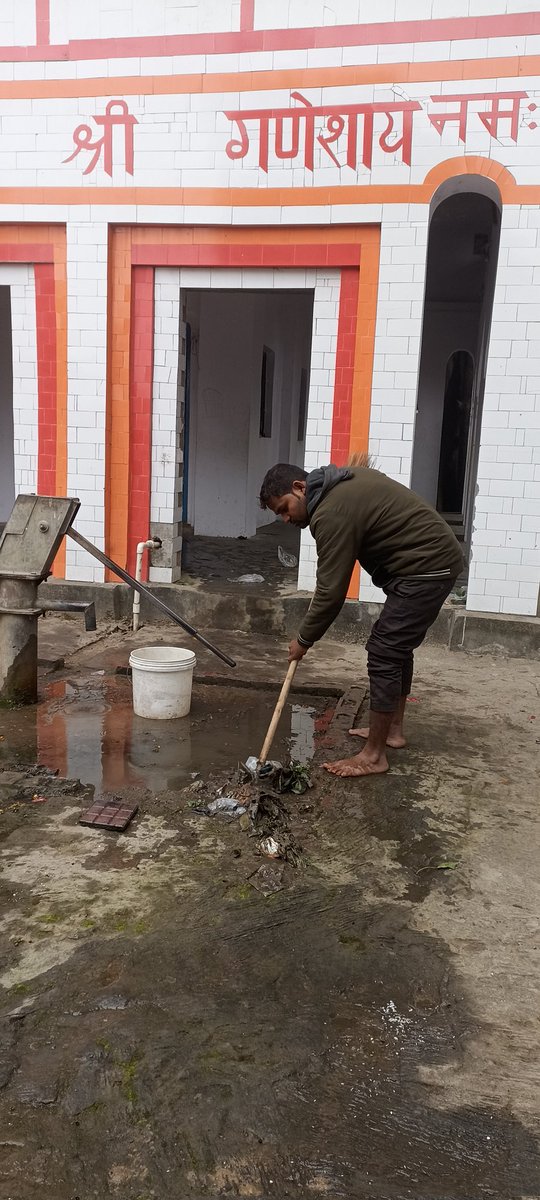 Pradeep_994's tweet photo. माननीय प्रधानमंत्री श्री Narendra Modi जी के आह्वान पर स्वच्छ तीर्थ अभियान #SwachhTeerth के अंतर्गत आज लोकसभा क्षेत्र डुमरियागंज, सिद्धार्थनगर,विधानसभा क्षेत्र शोहरतगढ़ में श्री कठेला समय माता मंदीर के परिसर में साफ सफाई की । https://t.co/do3UQllgTH