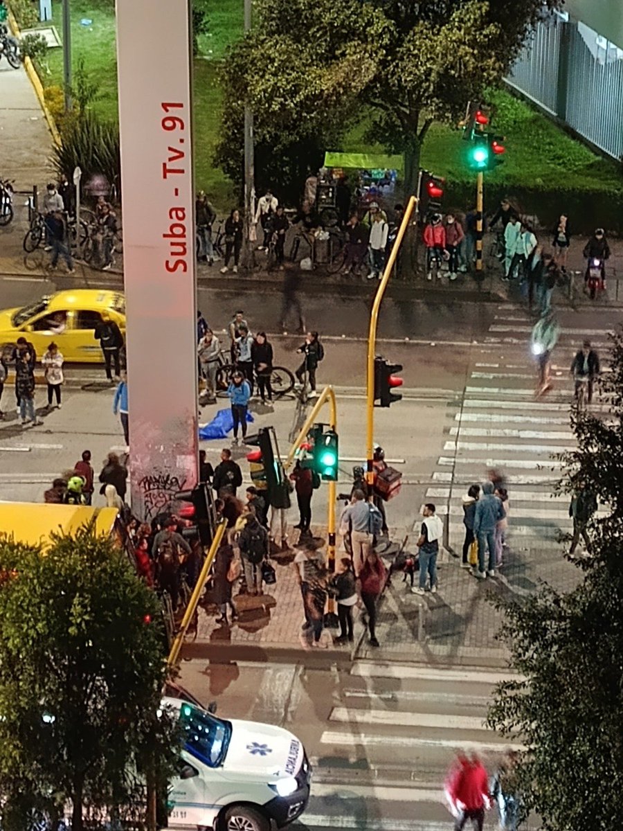ELTIEMPO's tweet photo. 🔴 Murió adulto mayor en grave accidente en Bogotá; estaciones de TransMilenio afectadas ▶︎ https://t.co/HfePsWSsHj https://t.co/yqsAswiuQN