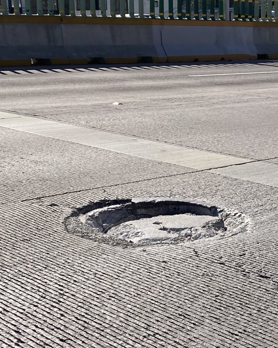 liston66's tweet photo. Esta coladera provocó que se reventara una llanta de mí auto $2,400.00 la reposición, ojalá y no provoque un accidente mas grave, está a 300 mts aprox de la Guardia Nacional dirección sur hacia Tabachines @SCT @CAPUFE @GobiernoMorelos @TelevisaMorelos #PasoExpress #Cuernavaca https://t.co/McJQnSURZu