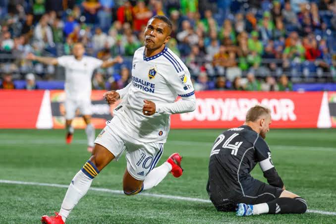 BlogRaposa's tweet photo. “O Douglas (Costa) é um cara que eu tenho proximidade. Esse movimento da torcida do Cruzeiro, saudando o Douglas, querendo o Douglas, tem mexido com ele.”

“É um cara que financeiramente está muito bem resolvido. De Shakhtar, Juventus, Bayern de Munique, agora na MLS. Está bem resolvido. Ele está neste compasso de espera. O que vai ser melhor para a vida dele? Vou dizer que ele ficou mexido com o movimento da torcida do Cruzeiro”.

“Ele ficou sensibilizado (com a torcida do Cruzeiro). Ele sai do Grêmio em uma situação esquisita, time rebaixado, grande salário, teve também a confusão sobre a marcação do casamento. Ele saiu esquisito. E aí, recebendo esse carinho.”

🎙️| @bonde_doale na @itatiaiaesporte