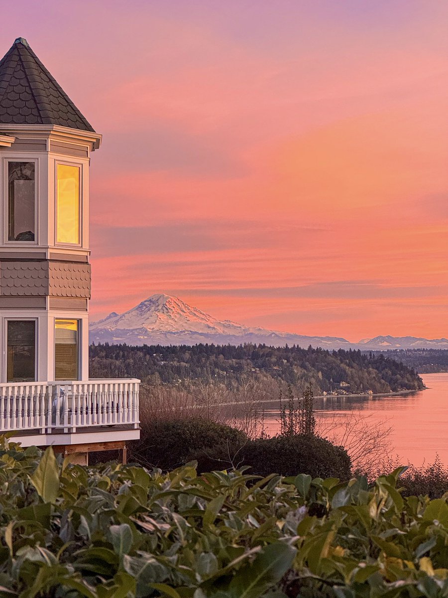 mbshort2's tweet photo. Finally had enough energy today to see the sunset. The beauty in this place never ceases to amaze me ๐ซถ๐ป #mountainsout #wawx
@KSeattleWeather @MtRainierWatch https://t.co/FEWeiZcj9n