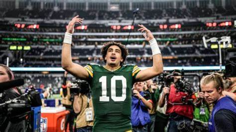 Green Bay Packers Jordan Love not only had a career day on the field setting records vs the Cowboys.

Days heading into the game off the field stopped to try to help a young lady stranded in the snow before heading to Dallas. 

She said she could not believe he stopped and try to