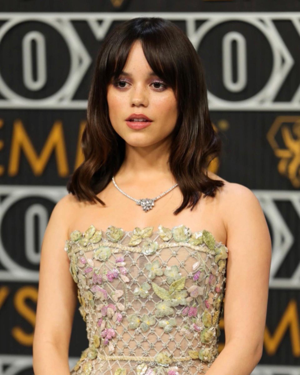 enowlatino's tweet photo. Merlina 1991 (#ChristinaRicci) y Merlina 2022 (#JennaOrtega) 🕷️ En la #AlfombraRojaE de los #Emmys 
[📸: Getty]
#Merlina #familyaddams #wednesday #ENOW https://t.co/p4EJtQs7Si