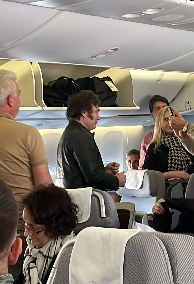 Mientras tanto Milei viajando en avión comercial a Davos. Qué gran diferencia con Petro el “austero”