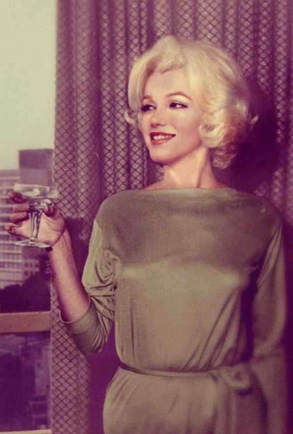 When Marilyn Monroe was found dead in her bedroom on the 5th of August, 1962, she was wearing nothing. Her housekeeper, Eunice Murray, who had found her, chose the last dress Marilyn had worn for her to be buried in.

The dress was a Pucci green dress, a favorite dress of…