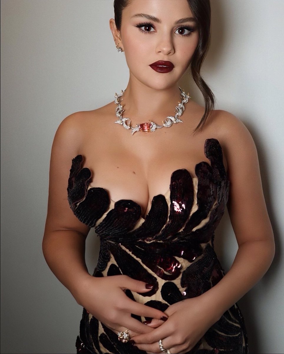 Selena Gomez 🛐