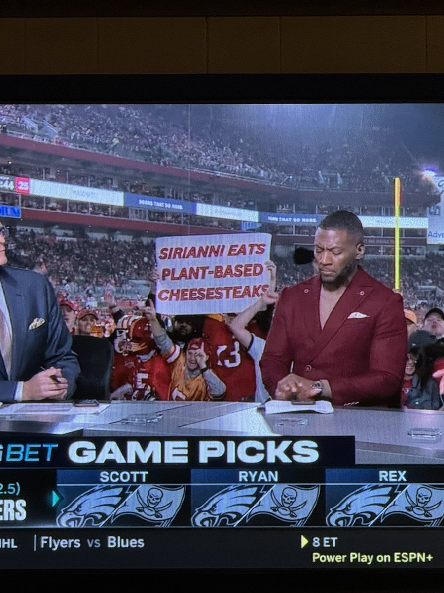 UpStateTraderNY's tweet photo. Well done Bucs fans… well done 🤣😂
@Buccaneers @AlpacaAurelius @CharlesStassi @doctorkiltz #carnivorediet @NFL https://t.co/H9GDadsfem